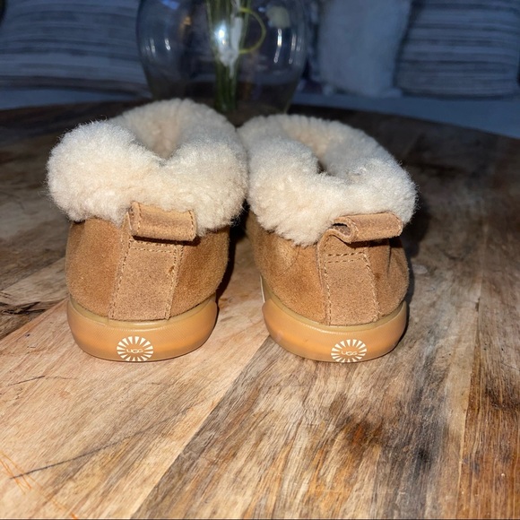UGG Australia Snuggle Slippers - Picture 5 of 10